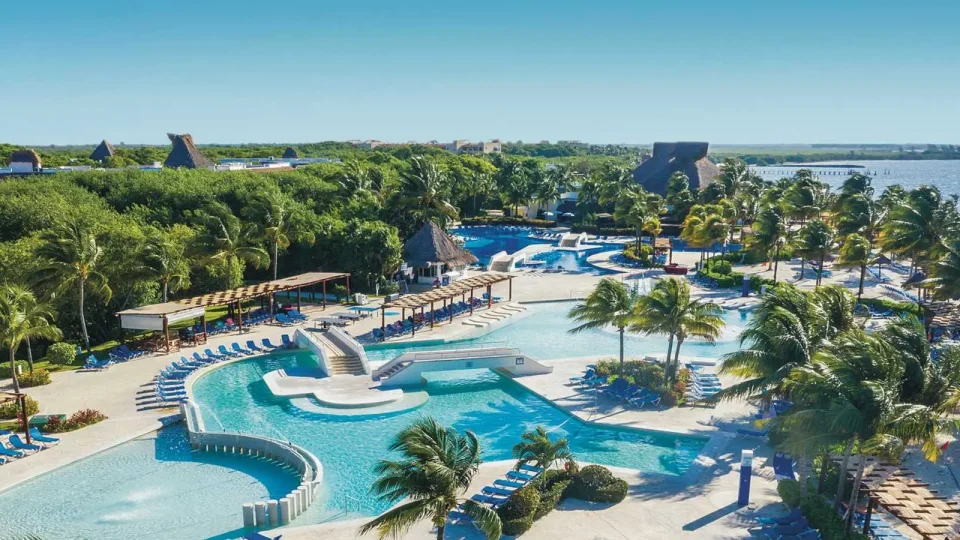 Hotel-Bluebay-Grand-Esmeralda